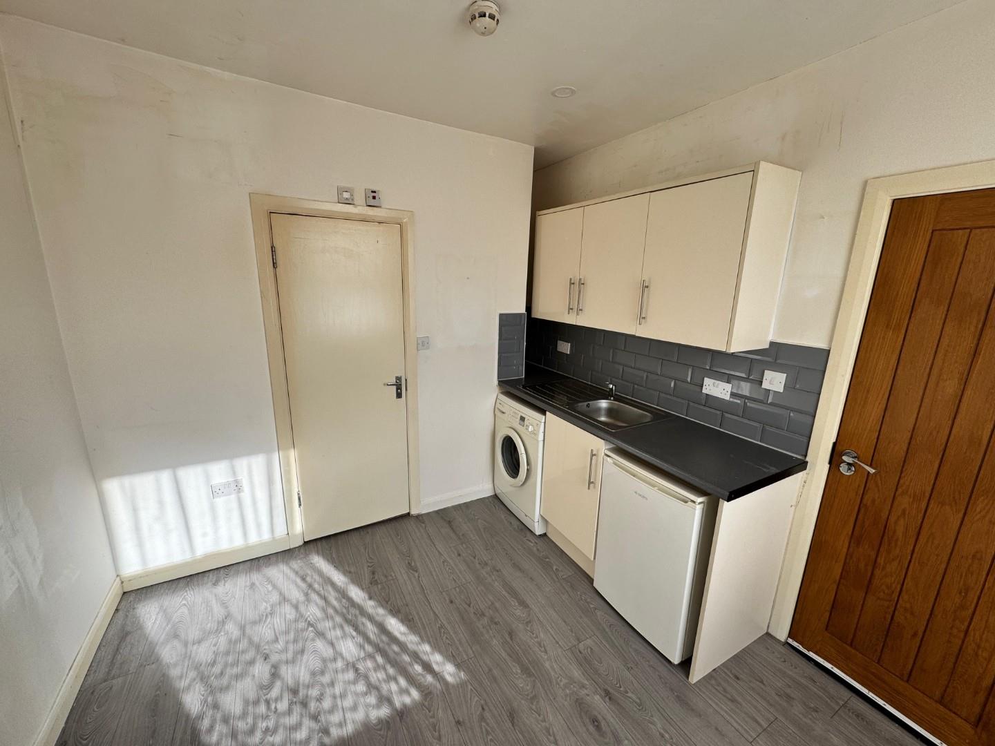 Green Lanes, Self Contained Studio